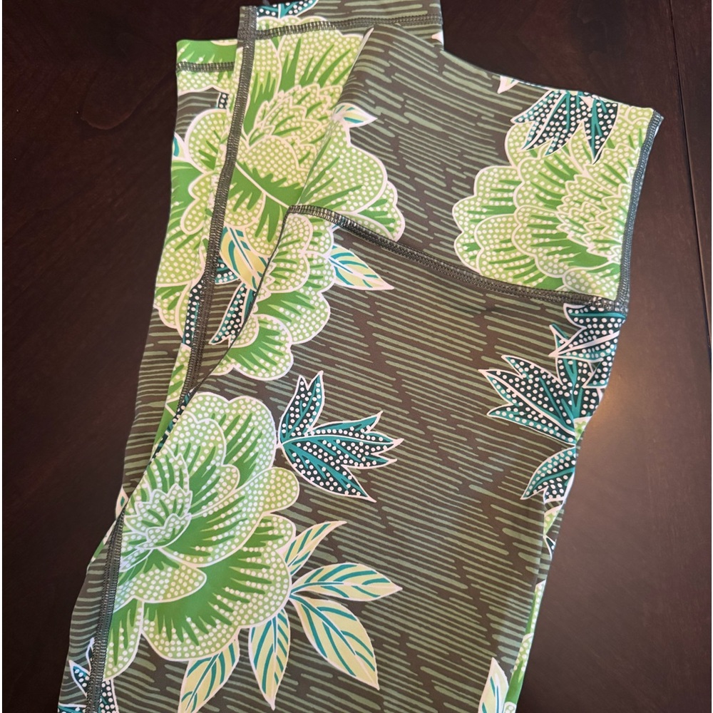 Size L aerie floral chill.play.move leggings